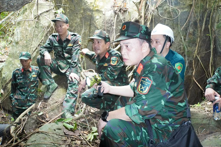 Đà Nẵng huy động bộ đội tìm kiếm hài cốt 8 liệt sĩ tại hang đá trên núi cao - Ảnh 1.