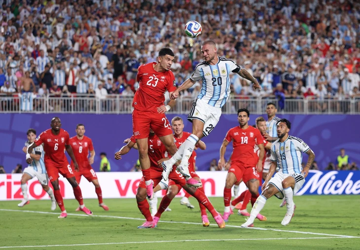 Ai là người giúp tuyển Argentina 'lùn lùn mà đánh đầu cực giỏi'? - Ảnh 2.