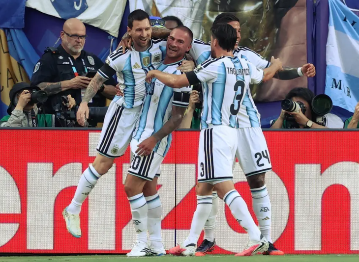 Messi lại vượt Pele lập kỷ lục World Cup - Ảnh 1.