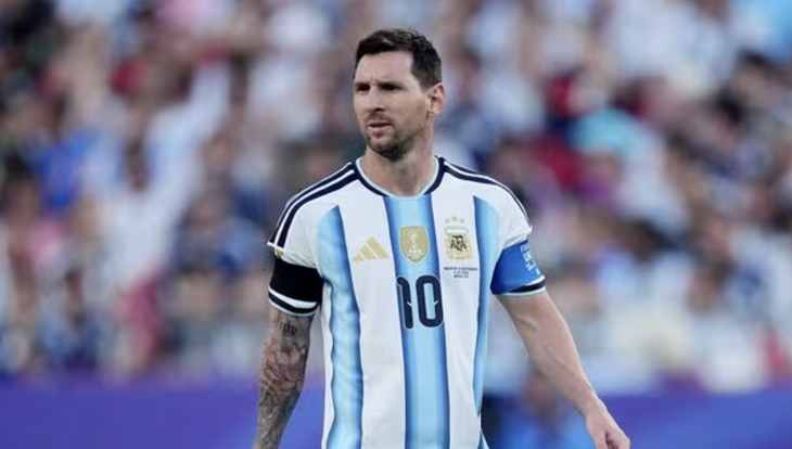 Vì sao Messi đeo băng đen trong trận tứ kết World Cup 2026? - Ảnh 1.
