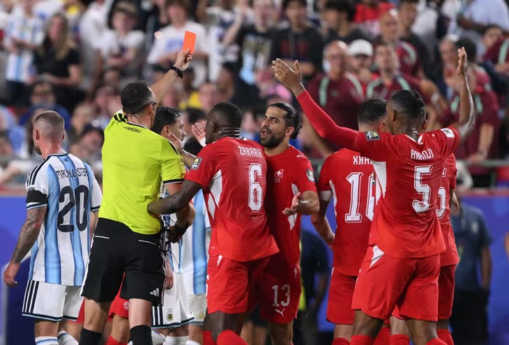 Đánh bại 10 người Thụy Sĩ trong 120 phút, Argentina vào bán kết World Cup 2026 - Ảnh 4.
