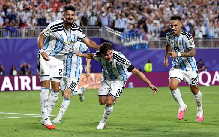 Messi chỉ mặt trọng tài rồi đòi hỏi điều gì? - Ảnh 2.