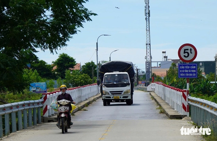 Hai cây cầu 'già' trụ trơ sắt oằn mình gánh giao thông - Ảnh 3.