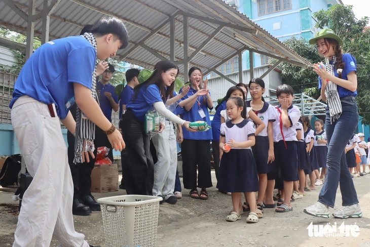 Đi để trở về, du học sinh Việt mang trái tim tình nguyện ra xã đảo Thạnh An - Ảnh 2.