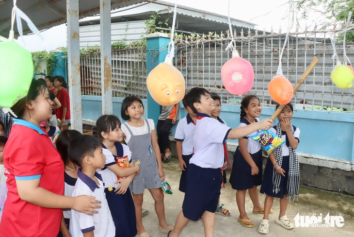 Đi để trở về, du học sinh Việt mang trái tim tình nguyện ra xã đảo Thạnh An - Ảnh 4.