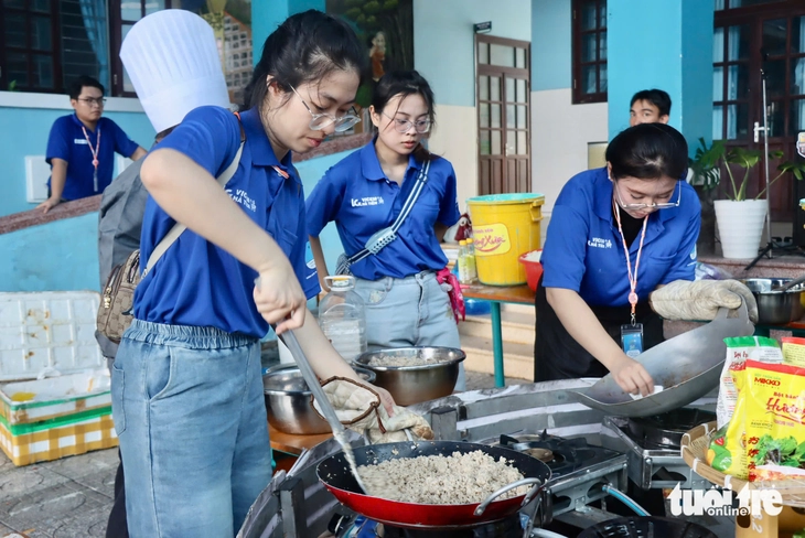 Đi để trở về, du học sinh Việt mang trái tim tình nguyện ra xã đảo Thạnh An - Ảnh 7.