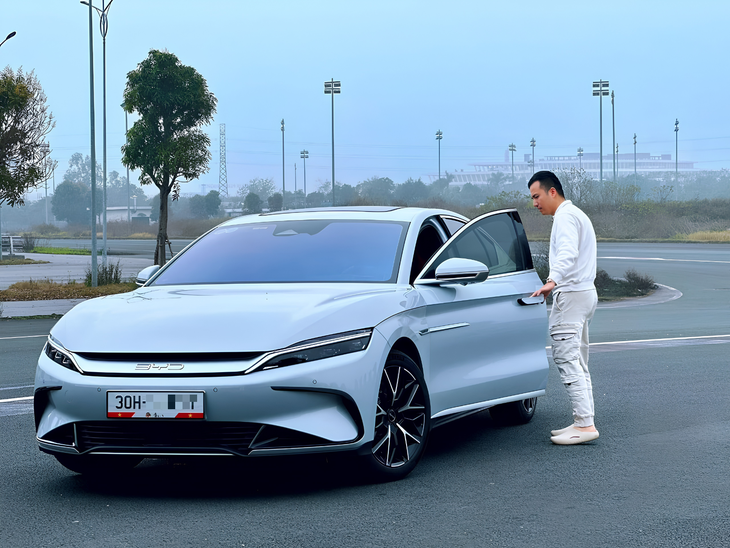 Gác ô tô sang lái xe điện Trung Quốc, chủ xe - Ảnh 1.