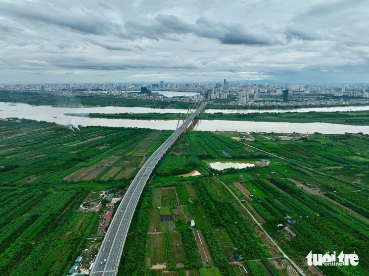 Hà Nội phát triển 10 cảng thủy nội địa hàng hóa và 1 cảng hành khách dọc sông Hồng - Ảnh 1.