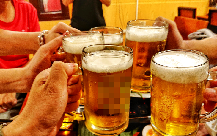 Khởi tố người phụ nữ pha cồn công nghiệp với nước lã làm rượu bán cho dân - Ảnh 3.