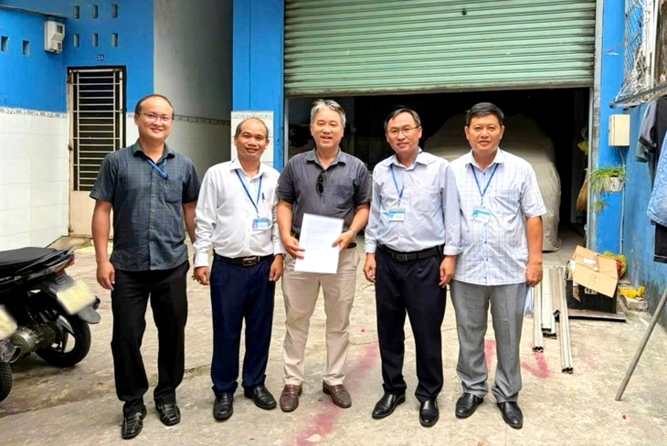 Xã Bà Điểm hỗ trợ thủ tục xây dựng cho hộ dân ảnh hưởng dự án nâng cấp quốc lộ 22 trong 24 giờ - Ảnh 2.