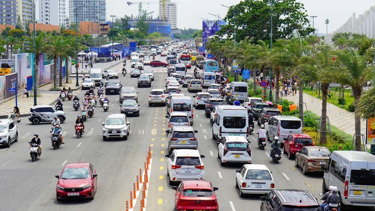Vũng Tàu ken đặc du khách, nhiều tuyến đường trung tâm ùn ứ cuối tuần - Ảnh 2.