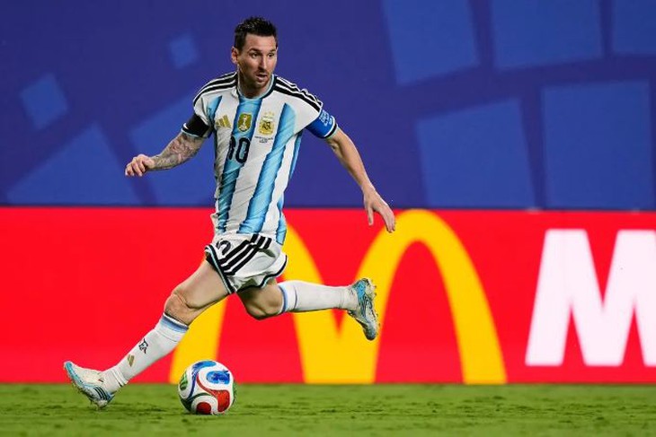 Báo chí Anh kích động vì Tam sư lần đầu tiên đối đầu với Messi - Ảnh 1.