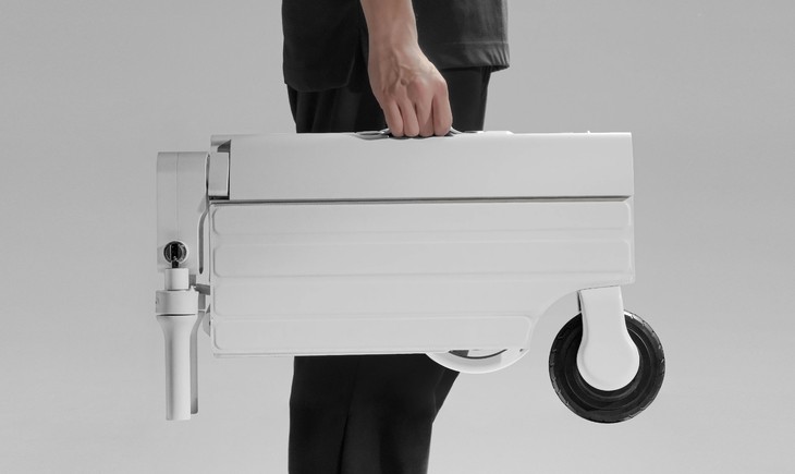 Xe điện gấp gọn như chiếc cặp, đi kèm 'trạm sạc' - Ảnh 1.