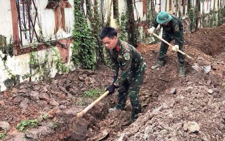 Phó Bí thư Thành uỷ Nguyễn Phước Lộc dâng hương  liệt sĩ và động viên lực lượng tìm kiếm tại công viên Lê Thị Riêng - Ảnh 8.
