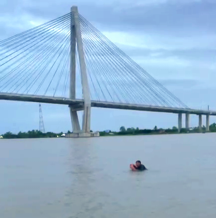 Cảnh sát đường thủy lao vào dòng nước xiết cứu người đàn ông nhảy cầu Mỹ Thuận - Ảnh 1.