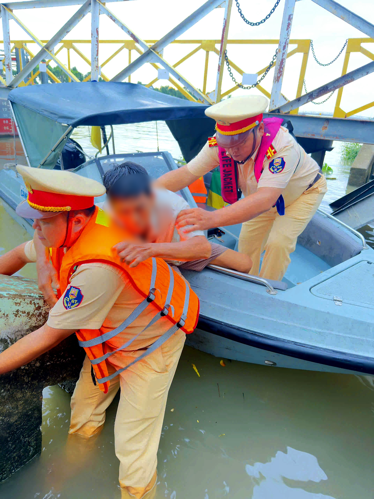 Cảnh sát đường thủy lao vào dòng nước xiết cứu người đàn ông nhảy cầu Mỹ Thuận - Ảnh 3.