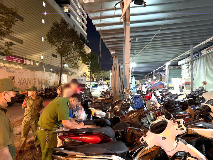 14 người chiếm vỉa hè, lập bãi giữ xe tự phát xung quanh AEON Mall ở Đà Nẵng - Ảnh 2.
