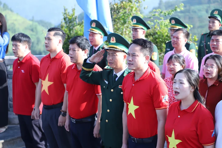 Hành trình ‘Tôi yêu Tổ quốc tôi đến’ với Lũng Cú - Ảnh 2.