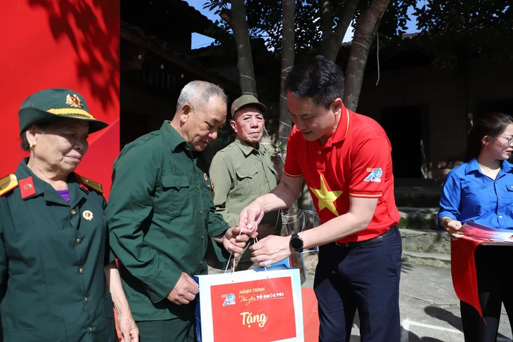 Hành trình ‘Tôi yêu Tổ quốc tôi đến’ với Lũng Cú - Ảnh 3.