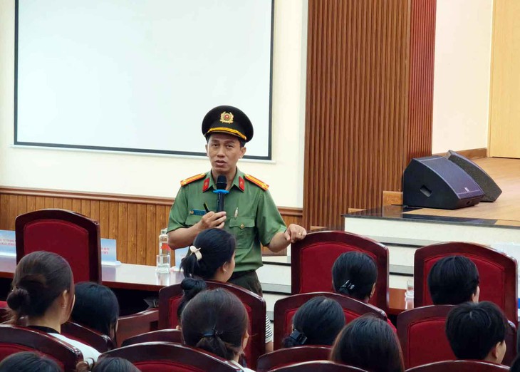 Trung tá công an chỉ sinh viên '4 không, 2 phải' để tránh bẫy lừa đảo - Ảnh 1.