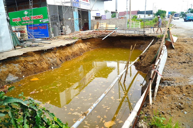 Khó khăn thi công do người dân tự ý múc đất trong dự án mở rộng đường tỉnh 878 - Ảnh 1.