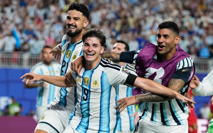 Cổ động viên Anh lo sợ trọng tài và FIFA 'dàn xếp' giúp Messi thắng Tam sư - Ảnh 2.