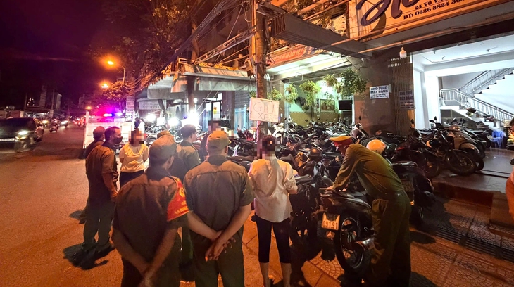 14 người chiếm vỉa hè, lập bãi giữ xe tự phát xung quanh AEON Mall ở Đà Nẵng - Ảnh 3.