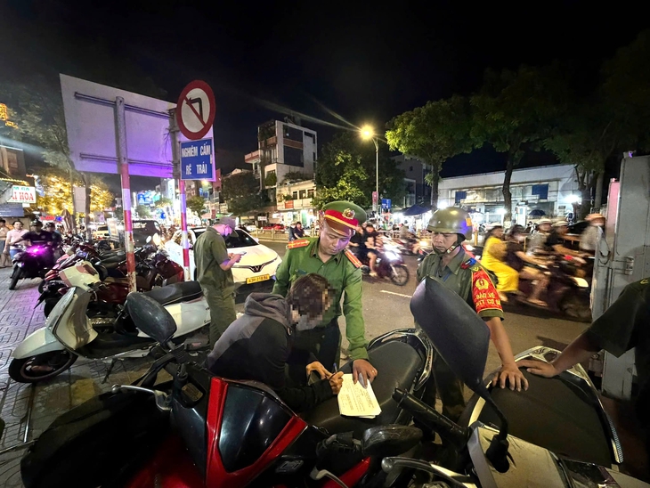 14 người chiếm vỉa hè, lập bãi giữ xe tự phát xung quanh AEON Mall ở Đà Nẵng - Ảnh 4.