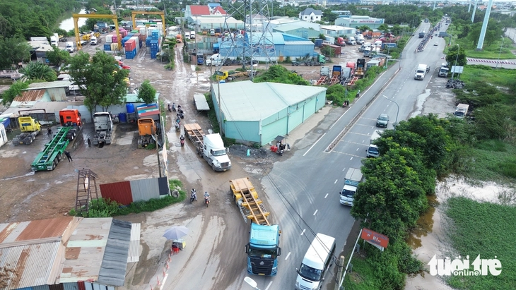 Xe cộ vẫn ra vào các bãi xe đường Võ Chí Công, đe dọa an toàn người dân khu đông TP.HCM - Ảnh 11.