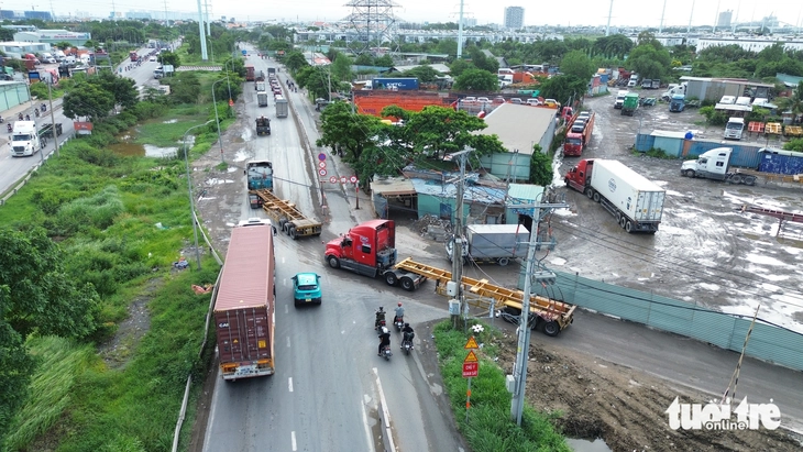 Xe cộ vẫn ra vào các bãi xe đường Võ Chí Công, đe dọa an toàn người dân khu đông TP.HCM - Ảnh 12.