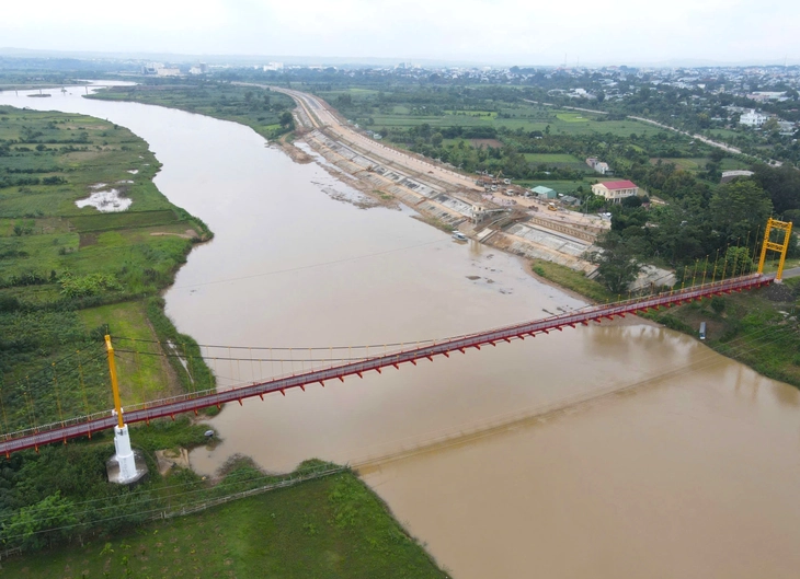 Ngắm cầu treo Kon Klor, 'dải lụa' giữa đại ngàn Tây Nguyên - Ảnh 3.