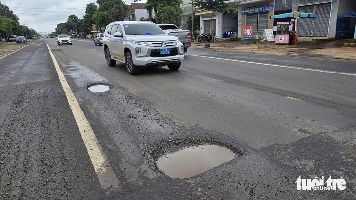 Quốc lộ 19 lại đầy ổ gà khi mưa xuống, Sở Xây dựng Gia Lai lên tiếng - Ảnh 1.