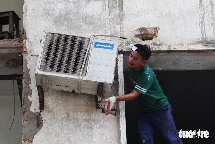 Người dân bất an sống trong chung cư 50 năm tuổi 'rệu rã' - Ảnh 10.