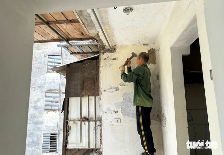Người dân bất an sống trong chung cư 50 năm tuổi 'rệu rã' - Ảnh 11.