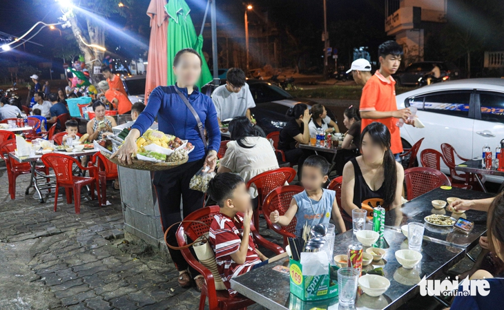 Làm xiếc, thổi lửa... muôn kiểu bán hàng rong ở Đà Nẵng - Ảnh 2.