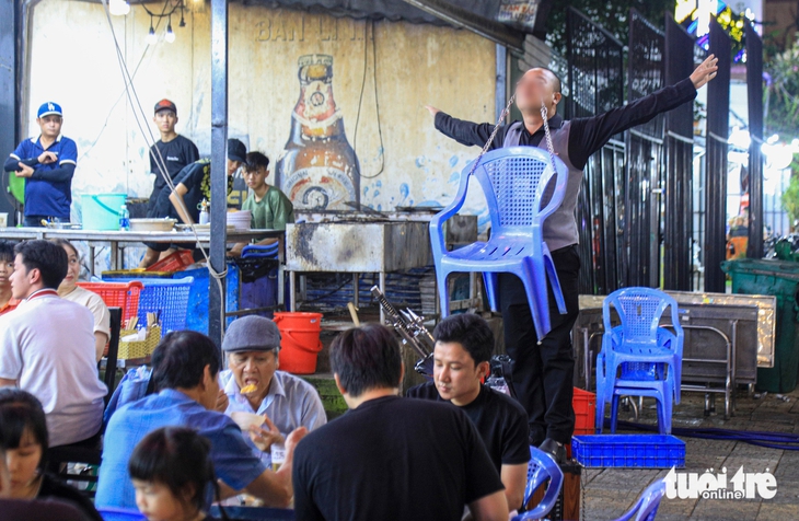 Làm xiếc, thổi lửa... muôn kiểu bán hàng rong ở Đà Nẵng - Ảnh 5.