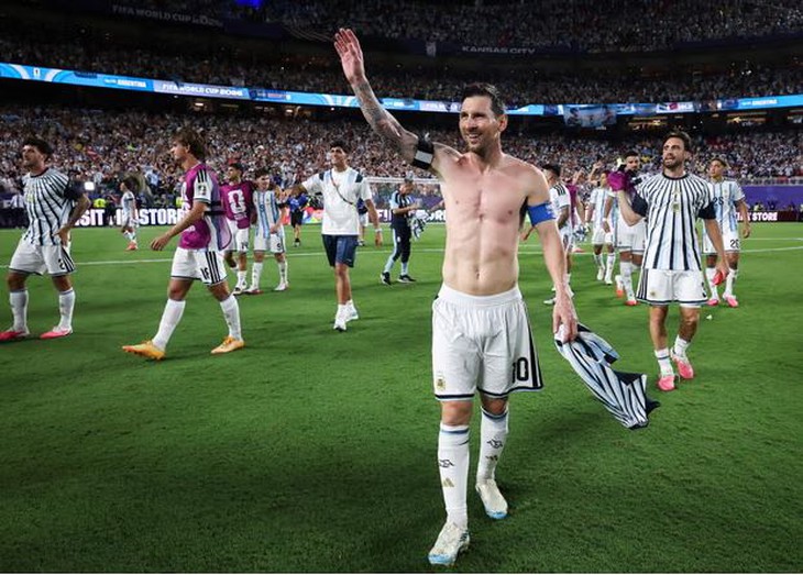 Cổ động viên Anh lo sợ trọng tài và FIFA 'dàn xếp' giúp Messi thắng Tam sư - Ảnh 1.