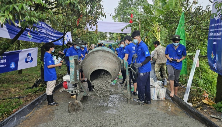 Sinh viên Bách Khoa làm đường nông thôn phục vụ chuyển nông sản Đồng Tháp - Ảnh 1.