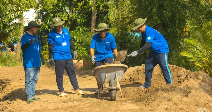 Sinh viên Bách Khoa làm đường nông thôn phục vụ chuyển nông sản Đồng Tháp - Ảnh 3.