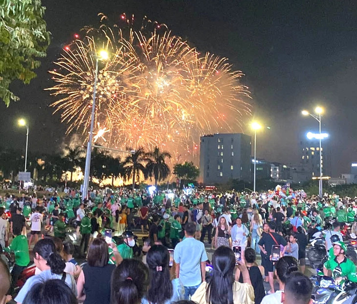 300.000 đồng cho 3,5km xe dịch vụ trong đêm pháo hoa Đà Nẵng gây tranh cãi - Ảnh 1.
