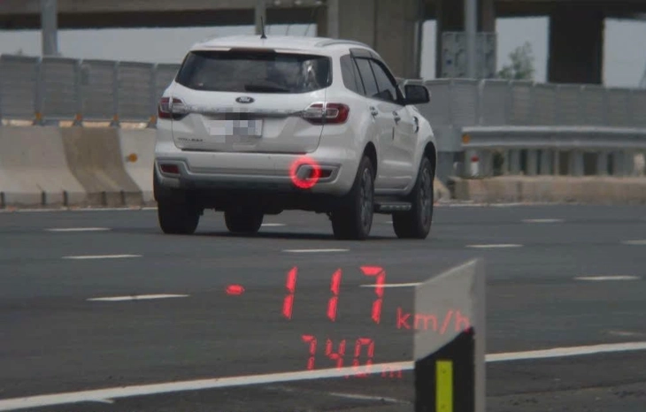 Tài xế ô tô chạy 117km/h trên cao tốc Biên Hòa - Vũng Tàu bị ghi hình 'phạt nguội' - Ảnh 1.