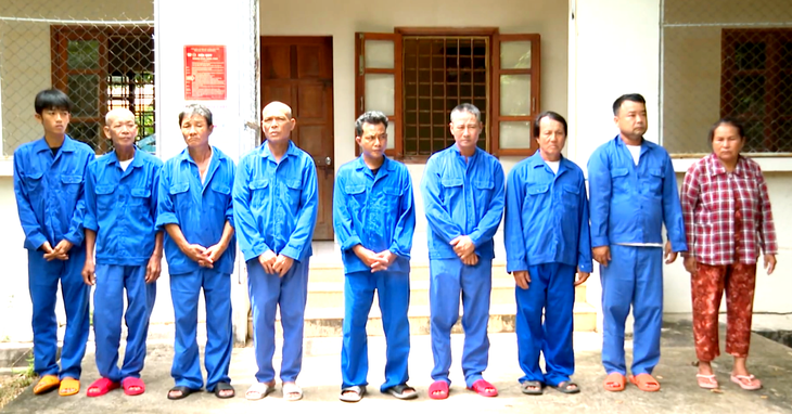 Công an TP.HCM bắt nhóm người cưa đầu đạn, lấy thuốc nổ TNT đi bán - Ảnh 1.