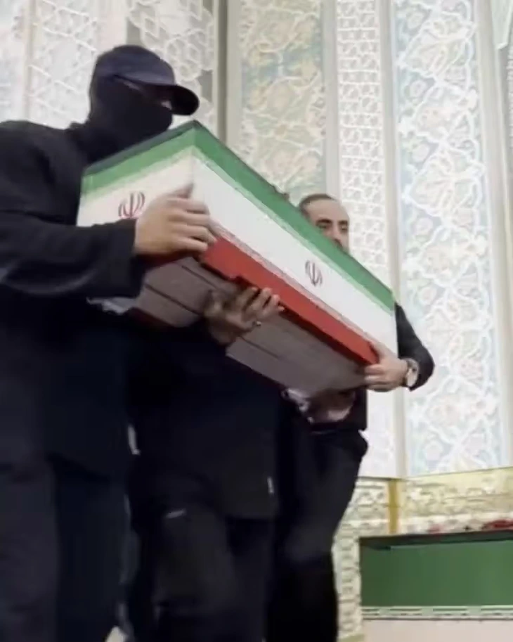 Bí ẩn người đàn ông đeo khẩu trang tại tang lễ Ali Khamenei gây xôn xao - Ảnh 1.