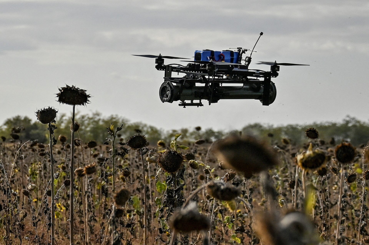 Đức tài trợ 50.000 drone, phương Tây họp khẩn tìm cách vá lỗ hổng phòng không cho Ukraine - Ảnh 1.