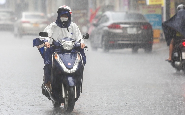 Miền Bắc nắng nóng trở lại, Biển Đông gió giật cấp 7-8 - Ảnh 2.