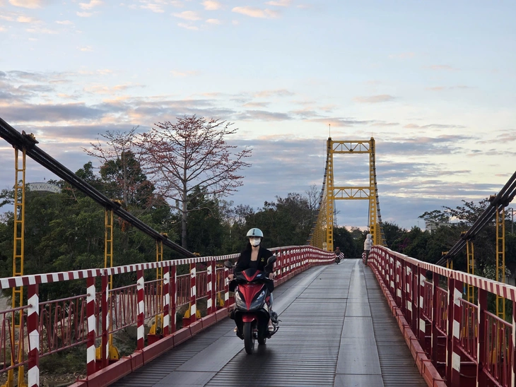 Ngắm cầu treo Kon Klor, 'dải lụa' giữa đại ngàn Tây Nguyên - Ảnh 2.