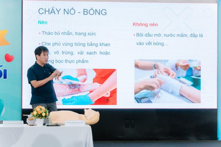 Bệnh viện Bạch Mai đào tạo sơ cấp cứu cho dược sĩ Long Châu, nâng cao năng lực ứng phó khẩn cấp trong cộng đồng - Ảnh 2.