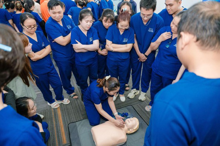 Bệnh viện Bạch Mai đào tạo sơ cấp cứu cho dược sĩ Long Châu, nâng cao năng lực ứng phó khẩn cấp trong cộng đồng - Ảnh 6.