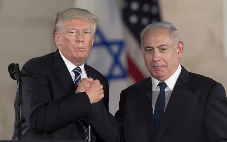 Bí ẩn người đàn ông đeo khẩu trang tại tang lễ Ali Khamenei gây xôn xao - Ảnh 2.