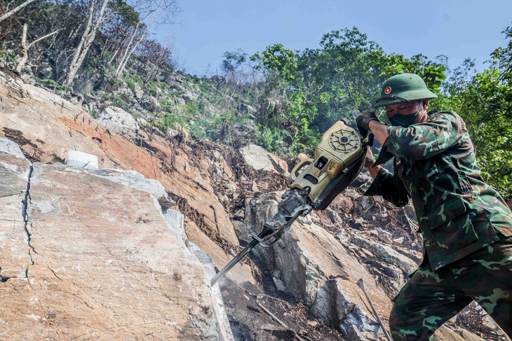 Bới từng hốc đá tìm liệt sĩ trên “Lò vôi thế kỷ” tại mặt trận Vị Xuyên - Ảnh 13.